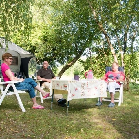 STAANPLAATS - Kampeerplaats COMFORT: plaats vanaf 100m2 met 1 voertuig + tent/caravan/kampeerauto en 10 amp elektriciteit