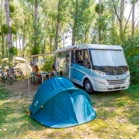 PIAZZOLA - Piazzola COMFORT: piazzola a partire da 100m2 con 1 veicolo + tenda/roulotte/camping-car ed elettricità 10 amp.