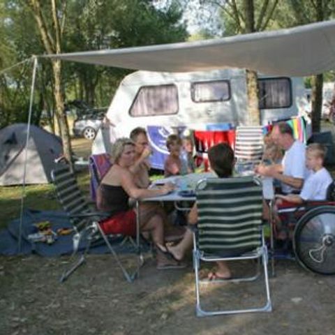 Pitch - Pitch COMFORT: pitch from 100m2 with 1 vehicle + tent/caravan/camping-car and 10 amp electricity