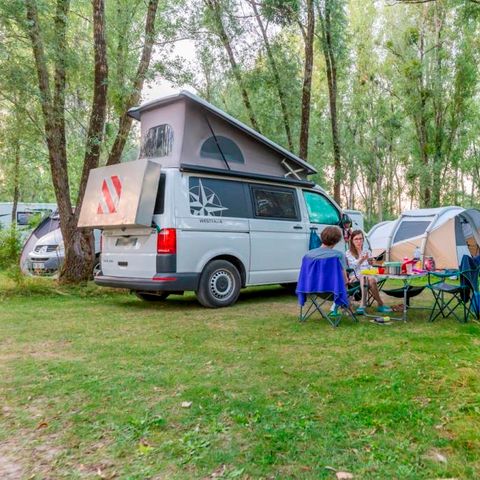 STAANPLAATS - Kampeerplaats COMFORT: plaats vanaf 100m2 met 1 voertuig + tent/caravan/kampeerauto en 10 amp elektriciteit