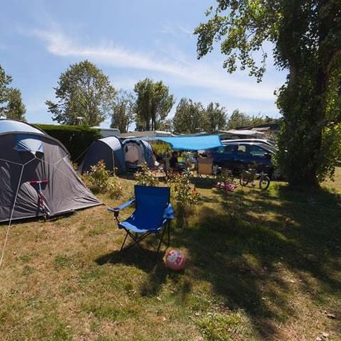 EMPLACEMENT - Emplacement + 1 voiture + 1 tente, caravane ou camping-car