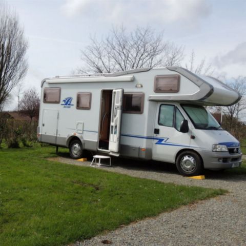 STAANPLAATS - ***gestabiliseerd 100m² 2pers+ 10A