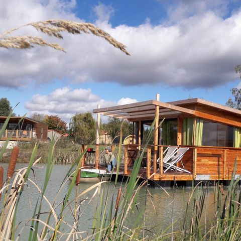 UNUSUAL ACCOMMODATION 3 people - Floating Lodge
