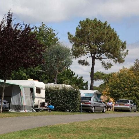 EMPLACEMENT - Emplacement nu Forfait 2 pers : avec électricité + véhicule (maxi 4 adultes)