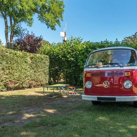 EMPLACEMENT - Emplacement nu Forfait 2 pers : avec électricité + véhicule (maxi 4 adultes)