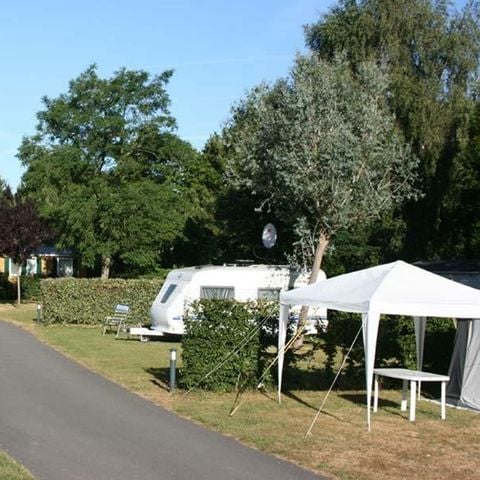 EMPLACEMENT - Emplacement nu Forfait 2 pers : avec électricité + véhicule (maxi 4 adultes)
