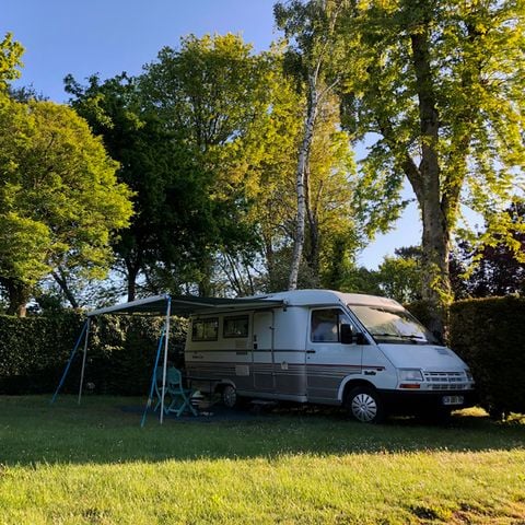 EMPLACEMENT - Emplacement nu Forfait 2 pers : avec électricité + eau/évacuation + véhicule + 2 pers  (maxi 4 adultes)