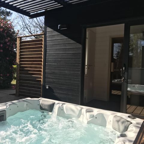 BUNGALOW 6 personnes - CLASSIC 30-3  >10ans - maxi 4 adultes - TV, 3 chambres, environ 30m²