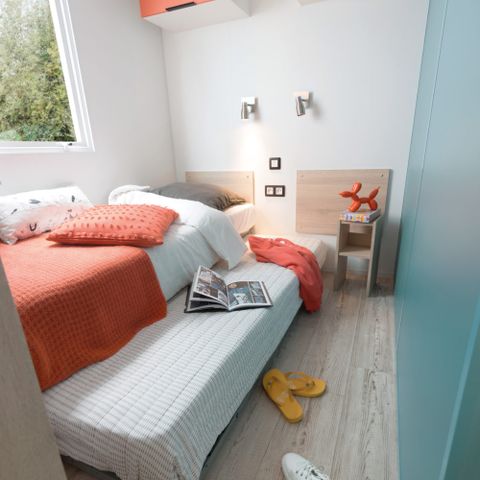Mobilheim 6 Personen - PRIVILEGE 30-2 - max. 4 Erwachsene - Fernseher, 2 Schlafzimmer (Bett 160*200), ca. 30m², Geschirrspüler, Toaster, Espressomaschine, 2 Liegestühle