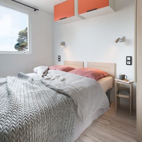 Mobilheim 6 Personen - PRIVILEGE 30-2 - max. 4 Erwachsene - Fernseher, 2 Schlafzimmer (Bett 160*200), ca. 30m², Geschirrspüler, Toaster, Espressomaschine, 2 Liegestühle