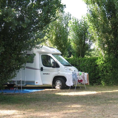 Kampeerplaats - Comfortpakket (1 tent, caravan of camper / 1 auto / 10A elektriciteit)