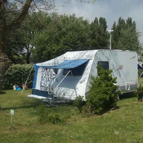Kampeerplaats - Comfortpakket (1 tent, caravan of camper / 1 auto / 10A elektriciteit)