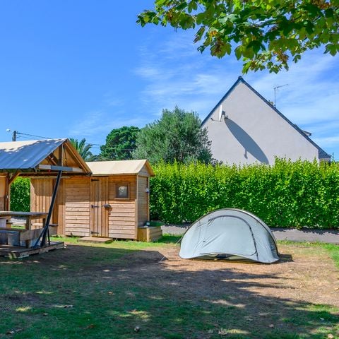 EMPLACEMENT - Forfait Premium : emplacement 10A équipé d'une Freecamp (cabane avec sanitaires)