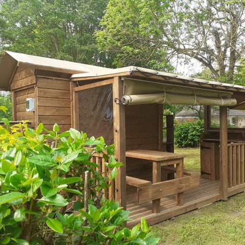 EMPLACEMENT - Forfait Premium : emplacement 10A équipé d'une Freecamp (cabane avec sanitaires)