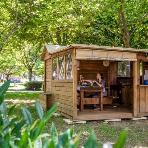 Pitch - Premium package: 10A pitch equipped with a Freecamp (cabin with sanitary facilities)