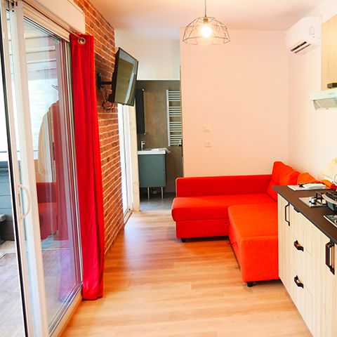 UNUSUAL ACCOMMODATION 2 people - Spa and Sauna Container