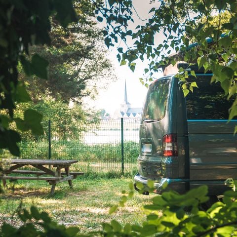 Kampeerplaats - Aan de oever van de Loire - Tent max. 2,5 m × 2,5 m – busje max. 2,10 m