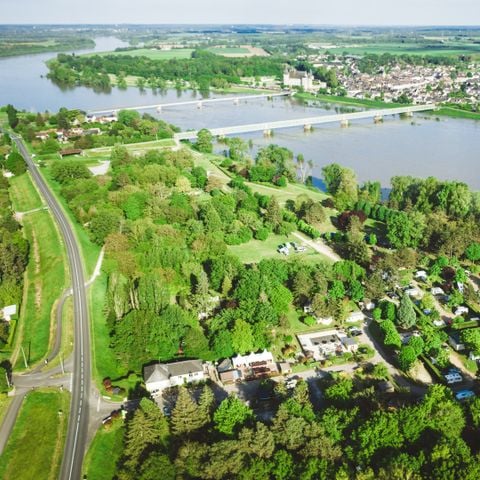 Kampeerplaats - Aan de oever van de Loire - Tent max. 2,5 m × 2,5 m – busje max. 2,10 m