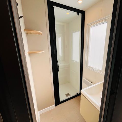 Stacaravan 4 personen - NIEUW - Standard Plus 26 m² - 2 slaapkamers - Terras - Tv - Airconditioning