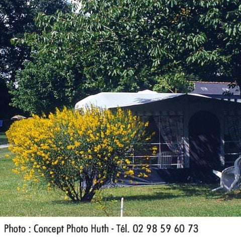 Stellplatz - Camping-Stellplätze, geräumig, halbschattig, mit Wasser- und Stromanschluss.