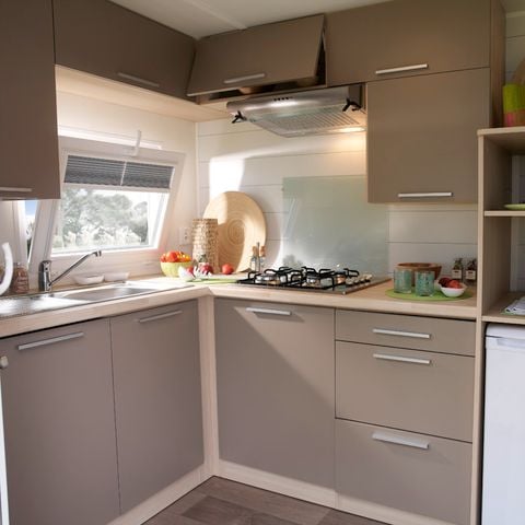 Mobilhome 5 personnes - remium 30m² (2 chambres) + terrasse couverte 10m² + draps + serviettes + LV + TV 4/5 pers.