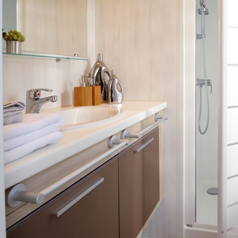 Mobilhome 5 personnes - remium 30m² (2 chambres) + terrasse couverte 10m² + draps + serviettes + LV + TV 4/5 pers.
