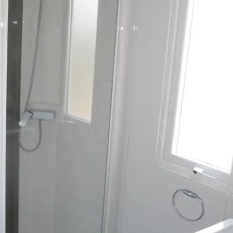 Mobilheim 2 Personen - Comfort 18m² (1 Zimmer) + überdachte Terrasse 9m² + TV | 2 Personen