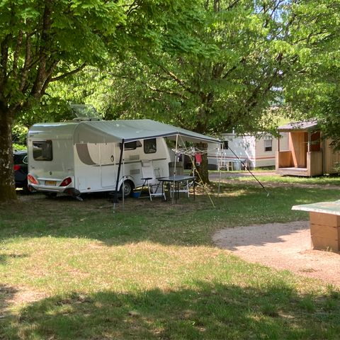 STAANPLAATS - 2 personen + tent-auto of caravan-auto of camper + elektriciteit