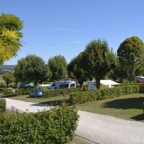 STAANPLAATS - Standplaats tent of caravan of camper + voertuig + elektriciteit