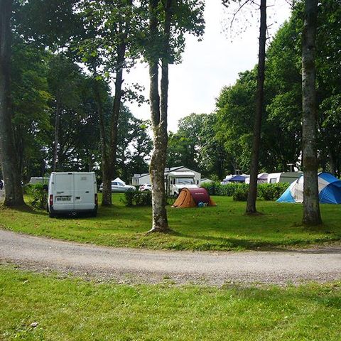 Stellplatz - Stellplatz Natur Camping Zelt, Wohnwagen, Wohnmobil - Fläche >100m² MAXI 4 PERS.