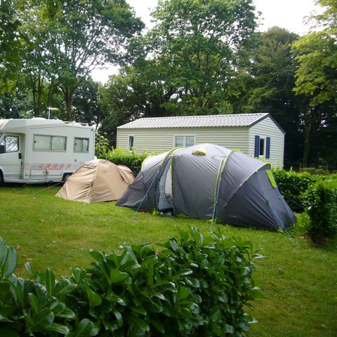 Stellplatz - Stellplatz Natur Camping Zelt, Wohnwagen, Wohnmobil - Fläche >100m² MAXI 4 PERS.