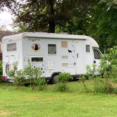 Stellplatz - Stellplatz Natur Camping Zelt, Wohnwagen, Wohnmobil - Fläche >100m² MAXI 4 PERS.