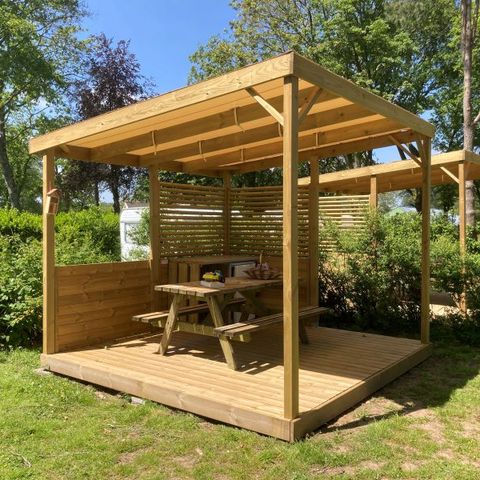 Stellplatz - KOMFORT-STELLPLATZ MIT PERGOLA GARTENSALON FRIGO VAISSELLE - 4pers