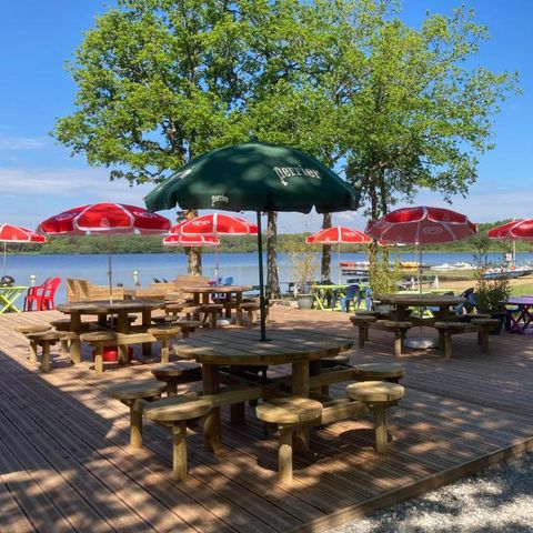 Kampeerplaats - COMFORT SPACE MET PERGOLA GARDEN SALON FRIGO VAATWASSER - 4pers