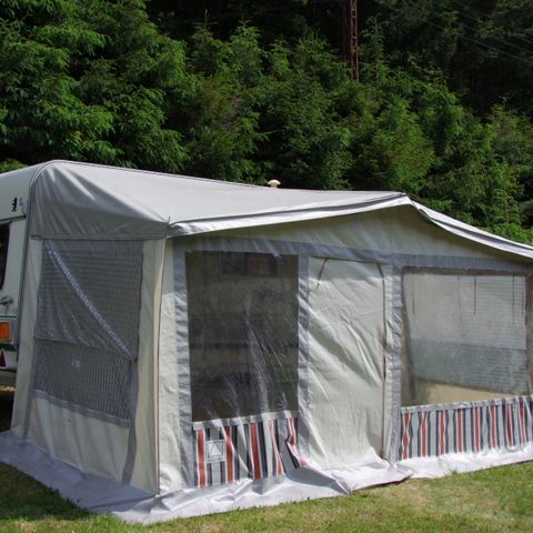 STAANPLAATS - Comfortpakket (1 tent, caravan + 1 auto of camper / elektriciteit 10A)