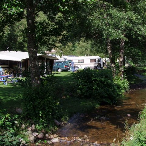 EMPLACEMENT - Forfait Rivière (1 tente, caravane + 1 voiture ou camping-car / électricité 10A)