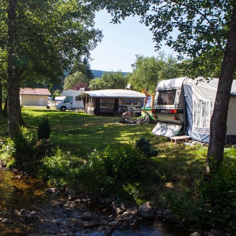 EMPLACEMENT - Forfait Rivière (1 tente, caravane + 1 voiture ou camping-car / électricité 10A)