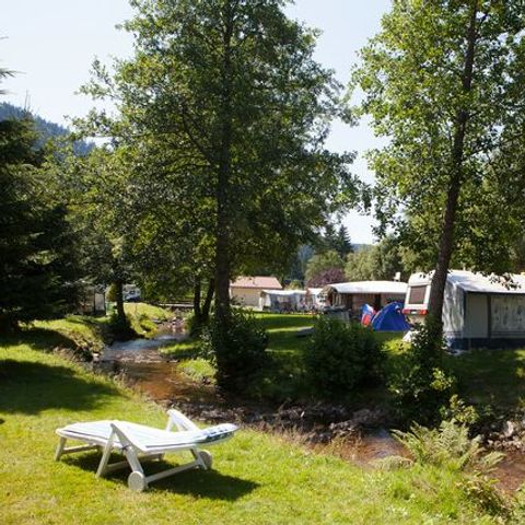 PARZELLE - Forfait Rivière (1 Zelt, Wohnwagen + 1 Auto oder Wohnmobil / Strom 10A)