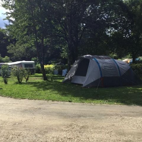 Kampeerplaats - LOCATIE CONFORT +, 1 voertuig, elektriciteit
