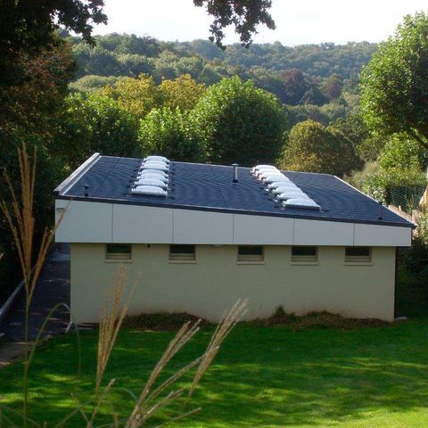 Stellplatz - Forfait Confort (1 Zelt, Wohnwagen oder Wohnmobil / 1 Auto / Strom 16A)