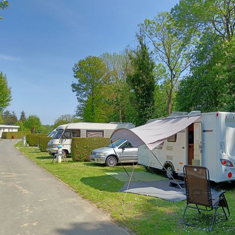 Kampeerplaats - Comfortpakket (1 tent, caravan of camper / 1 auto / 16A elektriciteit)