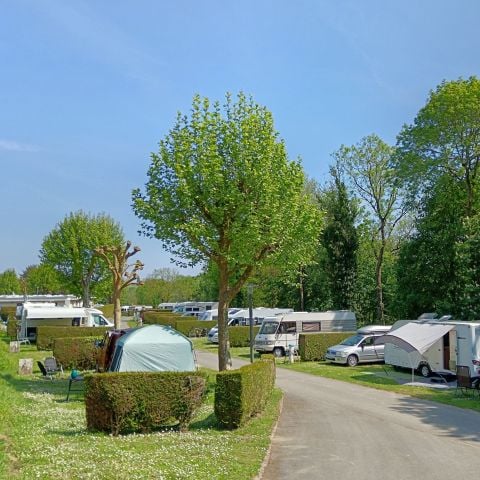 Kampeerplaats - Comfortpakket (1 tent, caravan of camper / 1 auto / 16A elektriciteit)