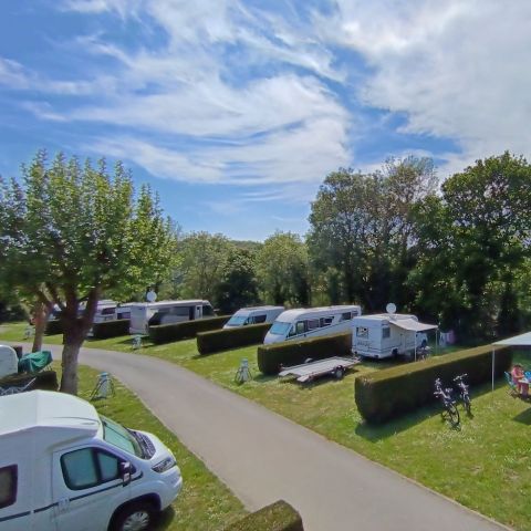 Kampeerplaats - Comfortpakket (1 tent, caravan of camper / 1 auto / 16A elektriciteit)