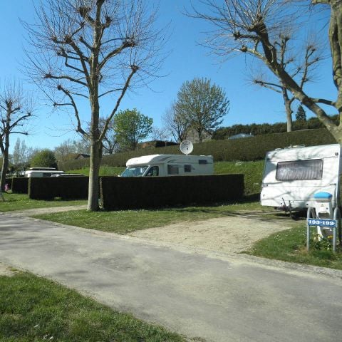 Stellplatz - Forfait Premium mit privaten Sanitäranlagen + Küche (1 Zelt, Wohnwagen oder Wohnmobil /Elektrizität 16A)