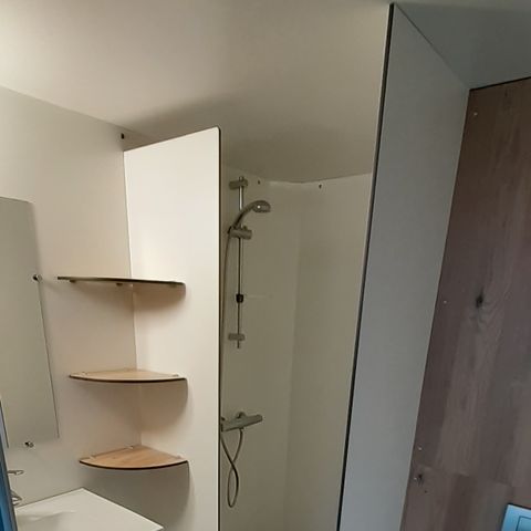 STAANPLAATS - Premium pakket met eigen badkamer + keuken (1 tent, caravan of camper / 16A elektriciteit)