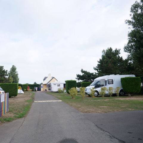 PLOT - Comfort package: 2 persons + 1 caravan or camper + electricity