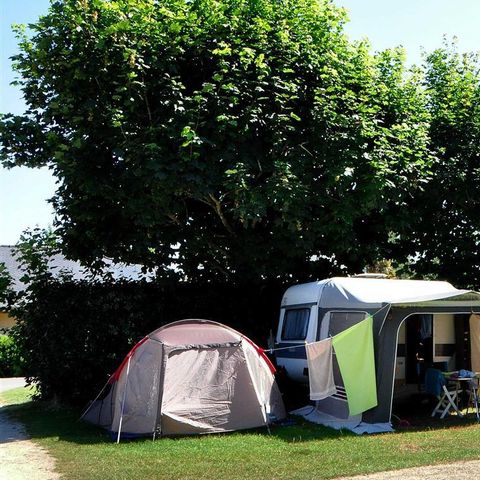 Kampeerplaats - Standplaats pakket: auto + tent / caravan of camper