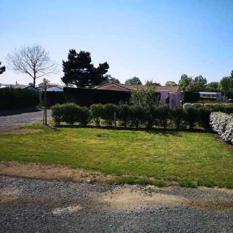 EMPLACEMENT - Emplacement nu (2 pers + 1 véhicule)