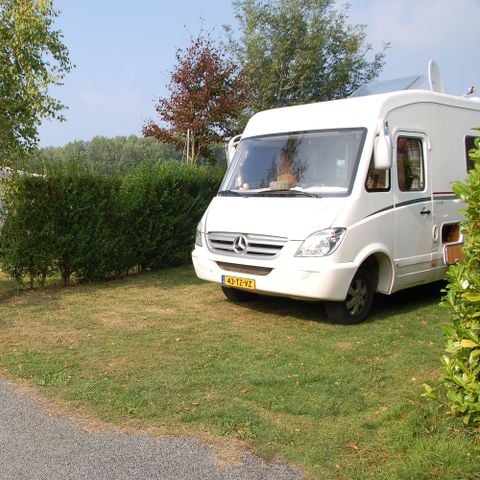 STAANPLAATS - Standplaats + voertuig (inclusief douche en warm water)