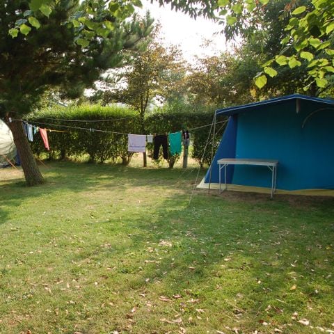 EMPLACEMENT - Emplacement + véhicule (électricité, douche et eau chaude comprises)